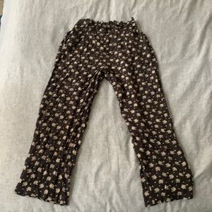 Pants, high waist, loose fit, with tapered leg. Floral print